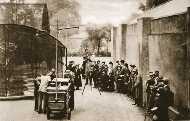 Eine frühe Außenübertragung der BBC aus dem Londoner Zoo, als Techniker versuchten, das Schreien aus der Voliere aufzunehmen, aus Wunderbares London, veröffentlicht 1926-27